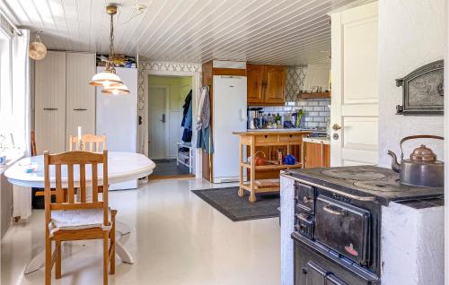 Η κουζίνα ή μικρή κουζίνα στο Beautiful Home In Varberg With Wifi