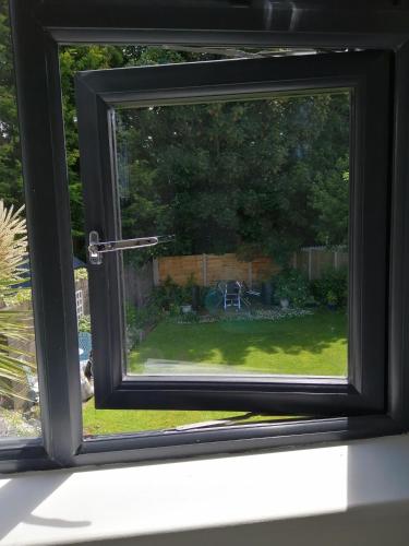 een raam met uitzicht op een tuin bij Mews self catering in Kilpedder