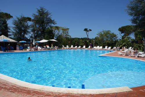 una gran piscina con una persona en el agua en DEPENDANCE PARCO dei PRINCIPI, en Anzio