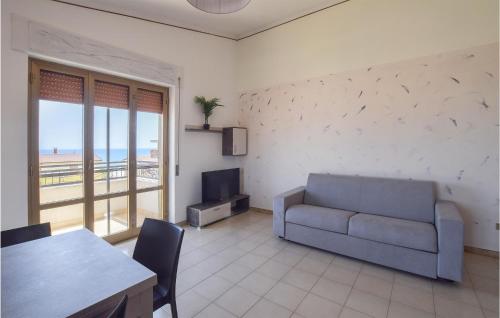 Ein Sitzbereich in der Unterkunft 2 Bedroom Cozy Apartment In Marina Di Strongoli