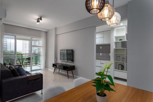 Uma área de estar em Cidade Jardim 2 bedrooms apartment within a resort