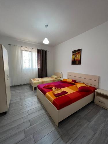 een slaapkamer met 2 bedden in een kamer bij Bianca Apartments in Velipojë