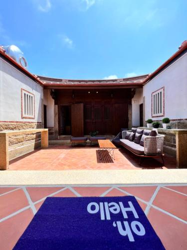 a blue welcome mat in front of a house at 金門 日玥居 古厝民宿 Sunmoon19 B&B in Jinning