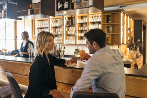 a man and a woman sitting at a bar at Feelfree Nature Resort in Oetz