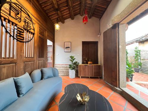 a living room with a couch and a table at 金門 日玥居 古厝民宿 Sunmoon19 B&B in Jinning
