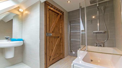 Bilik mandi di Stables Croyde | 4 Bedrooms / Sleeps 8 | Sea & Beach Views