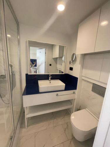 ein Badezimmer mit Waschbecken und Toilette in der Unterkunft Batumi Orbi City Twin Towers C-block 2659 in Batumi