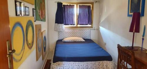 um quarto com uma cama num pequeno quarto em Appartamento Capo Mannu-mandriola em Putzu Idu