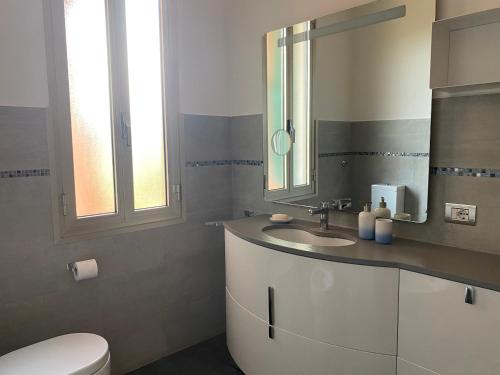 Vonios kambarys apgyvendinimo įstaigoje Casa Enza: appartamento a un passo dal mare.