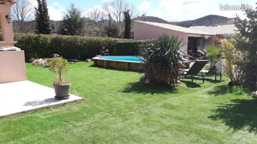 une arrière-cour avec piscine et pelouse dans l'établissement La maison du bonheur, à Gréoux-les-Bains