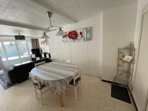 un salon avec une table et un canapé dans l'établissement Le Verlaine - Superbe T3 avec grande terrasse, à Gréoux-les-Bains