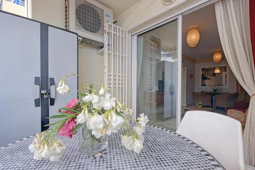 マルベーリャにあるFirst Line Beach Apartmentの花瓶