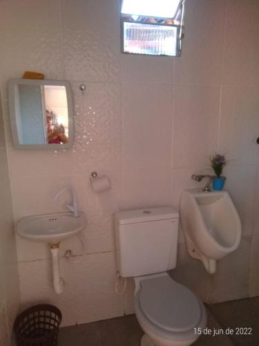 a bathroom with a toilet and a sink at Casa Mosqueiro in Mosqueiro