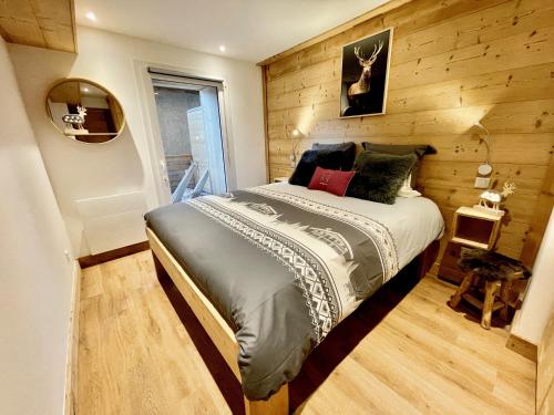 Tempat tidur dalam kamar di Le Janus, pied des pistes, 2 garages, terrasse avec sauna