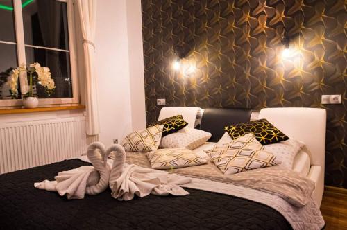 1 dormitorio con 1 cama con toallas en Apartament MINUS, en Mrągowo