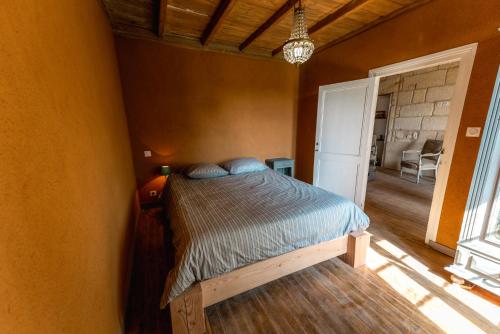 Postel nebo postele na pokoji v ubytování Suite campagnarde près Bordeaux, vue sur les vignes au Château Camponac
