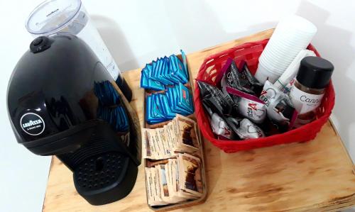 Una mesa con una licuadora y una canasta de tenedores. en Portico Rodriguez Cava de Tirreni, en Cava deʼ Tirreni