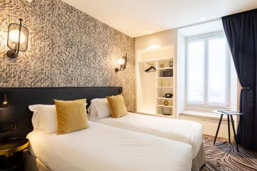 a hotel room with a bed and a window at Hôtel Prince Albert Gare de Lyon in Paris