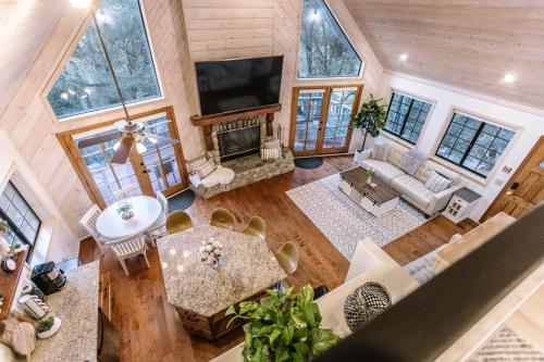 Uma área de estar em Crestline Luxury All-Suite Retreat with Lakeview