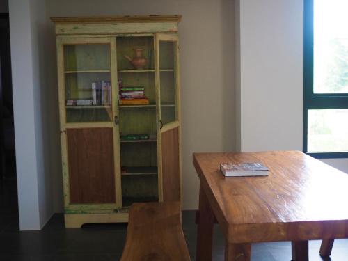 Biblioteca en la habitación en casa particular