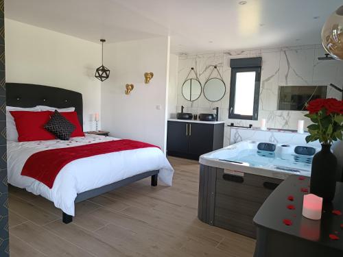 um quarto com uma cama e uma casa de banho com uma banheira em Préstige em Rouilly-Sacey