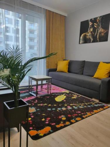 un soggiorno con divano e tavolo di Apartament Letnicka, Nowy, 950m od morza a Danzica