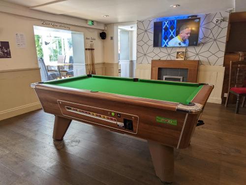 uma mesa de bilhar numa sala de estar com televisão em Barley Sheaf, Old Bridge Street EN SUITE ROOMS, ROOM ONLY em Truro