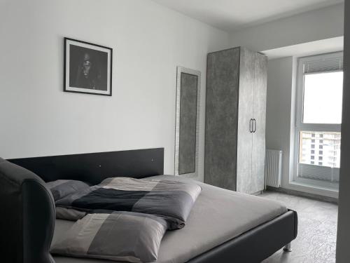 Un pat sau paturi într-o cameră la Cozy 2-Room Penthouse Lakeview W14