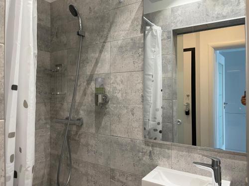 Phòng tắm tại Cozy 2-Room Penthouse Lakeview W14