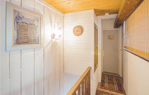 a small bathroom with a staircase in a house at Stunning Home In Andon With Kitchen in Andon