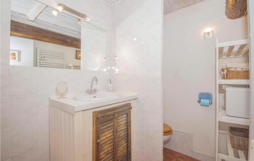 a white bathroom with a sink and a toilet at Stunning Home In Andon With Kitchen in Andon