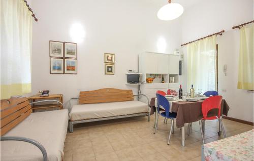 a living room with a table and chairs and a kitchen at Trilo Beach in Monte Nai