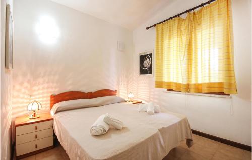 a bedroom with a bed with towels on it at Trilo Beach in Monte Nai