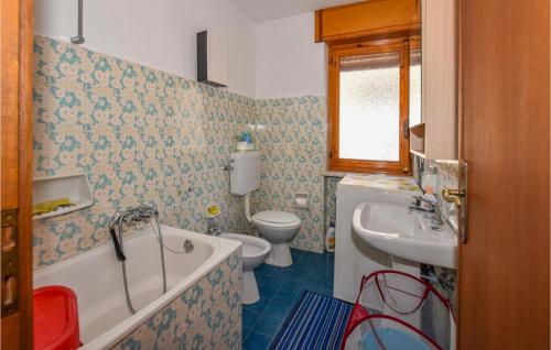 uma casa de banho com uma banheira, um lavatório e um WC. em Casa Maria Grazia em Sauze dʼOulx