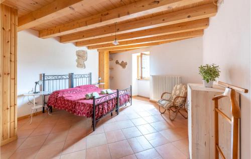1 dormitorio con 1 cama en una habitación con techos de madera en Casa Sant, en SantʼAnna dʼAlfaedo