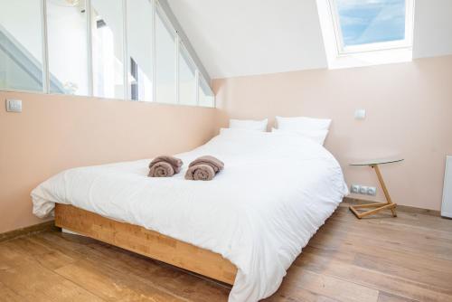 Un pat sau paturi într-o cameră la Loft cosy et lumineux, centre bourg par Groom*