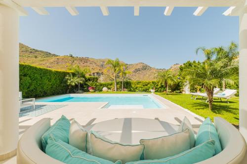 - une vue sur la piscine depuis la terrasse d'une villa dans l'établissement Villa Mastrissa Taormina, à Taormine