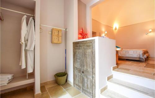 een badkamer met een oude houten kast in een kamer bij 1 Bedroom Cozy Apartment In Massa Lubrense in Massa Lubrense