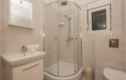 y baño con ducha, aseo y lavamanos. en Beautiful Apartment In Drvenik With Kitchen en Drvenik