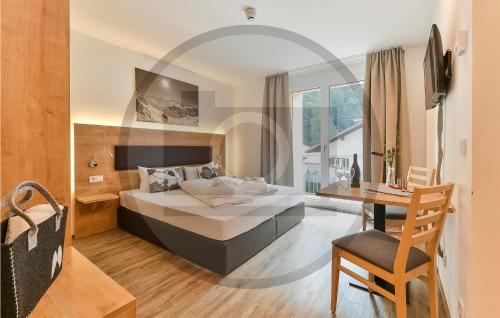 een slaapkamer met een bed, een bureau en een stoel bij Nice Apartment In Klsterle With Sauna in Klösterle am Arlberg