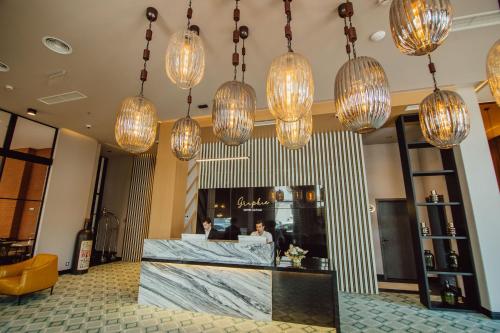 巴統的住宿－Graphic Hotel Batumi，餐厅天花板上挂着灯