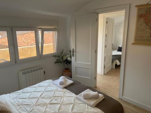 a bedroom with a bed with two towels on it at Las Terrazas de Güeli 6 pax WiFi - GARAJE - Vistas - VUT-3391-AS in Gijón