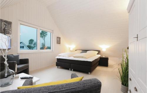 เตียงในห้องที่ 4 Bedroom Amazing Home In Ostseeresort Olpenitz