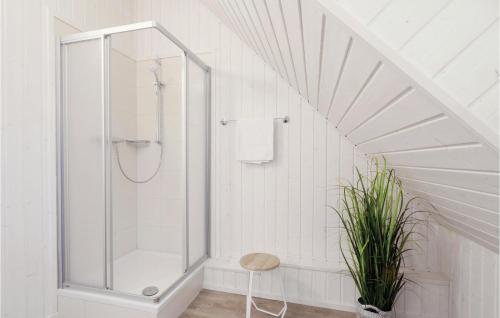 ห้องน้ำของ 4 Bedroom Amazing Home In Ostseeresort Olpenitz