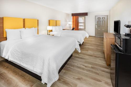 Ένα ή περισσότερα κρεβάτια σε δωμάτιο στο Days Inn & Suites by Wyndham Huntsville
