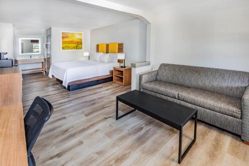 Postelja oz. postelje v sobi nastanitve Days Inn & Suites by Wyndham Huntsville