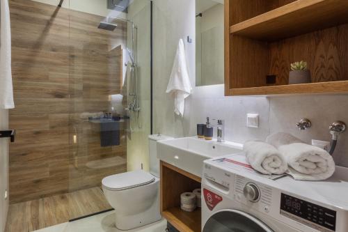 Athena Apartment في مدينة هيراكيلون: حمام مع غسالة ومغسلة