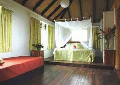 เตียงในห้องที่ Palmlea Farms Lodge & Bures - Villas