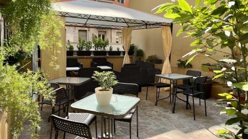 a patio with tables and chairs and a table and chairs at Verona Enjoy in Verona