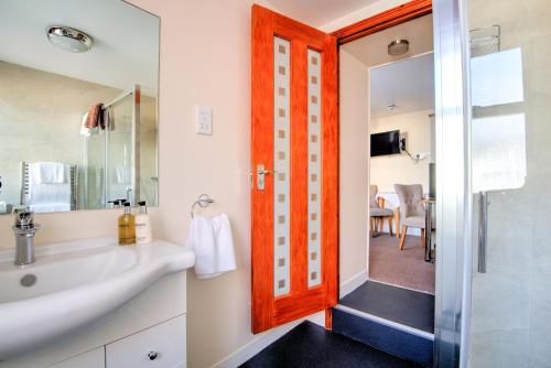 a bathroom with a sink and a mirror at Potters Mooring Hotel in Teignmouth